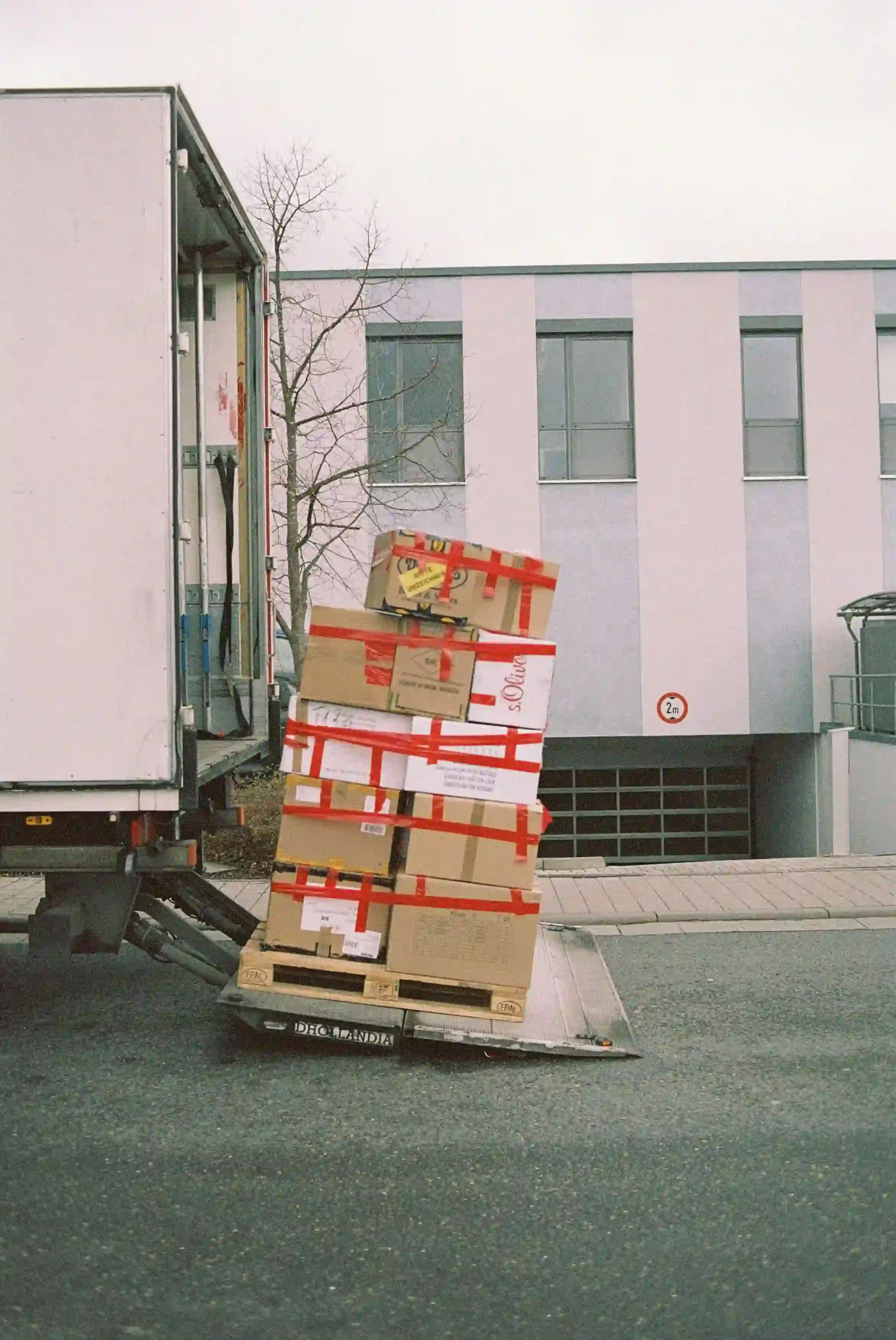 Déménageurs transportant des meubles avec soin